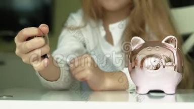 女孩学龄前儿童把钱放在储蓄罐里的<strong>粉红猪</strong>里